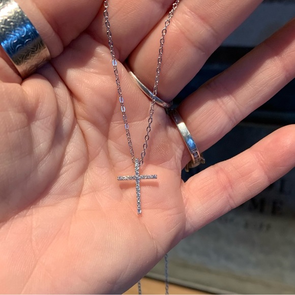 #179 0.17 cttw Moissanite cross necklace - Picture 2 of 8